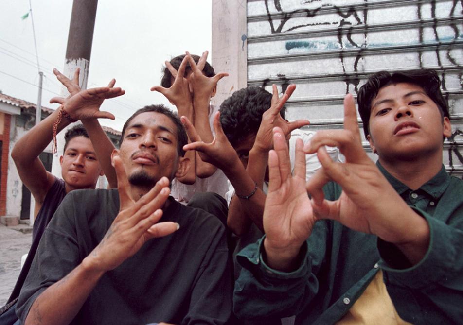 Un grupo de jóvenes de la pandilla Barrio 18 del municipio de Quezaltepeque, el 29 de agosto de 1997. Durante la década de los 90, el fenómeno de pandillas se instaló en el país y echó raíces en los barrios empobrecidos. En esta época hubo una precaria jerarquía interna y  muy poca coordinación entre clicas . Foto: AFP / Yuri Cortez  