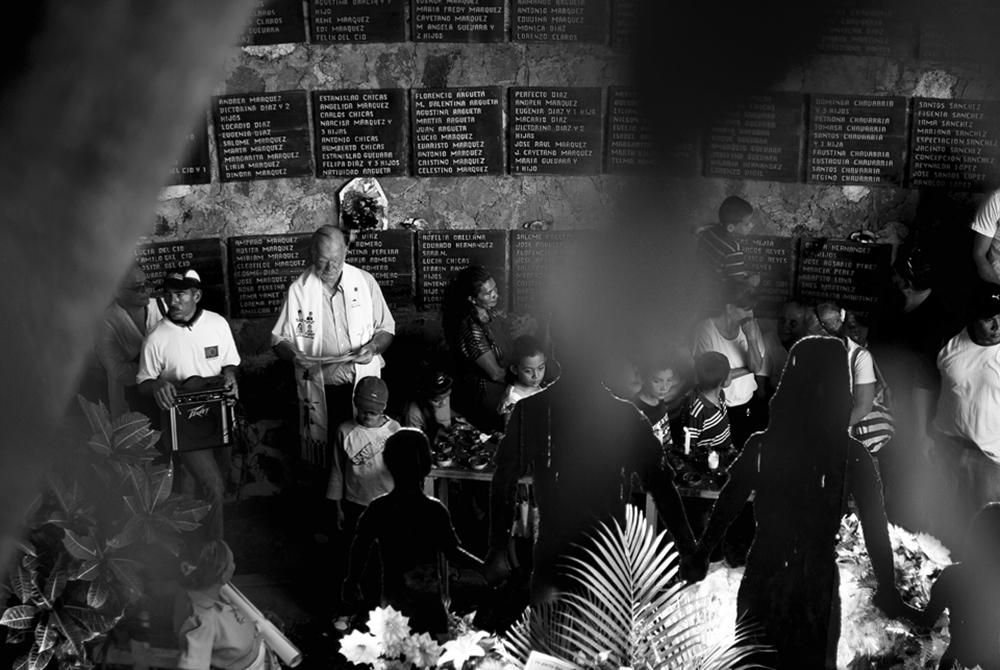 Padre Rogelio Poncel brinda una ceremonia a familiares de las victimas de El Mozote en noviembre de 2013. 