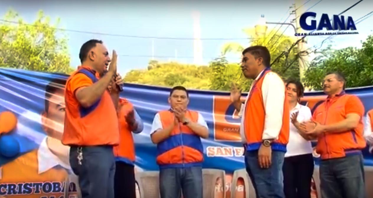 Juramentación de Cristóbal Benítez, a la derecha, como candidato de Gana para la alcaldía de San Francisco Gotera, Morazán durante la campaña 2014. / Imagen tomada del video oficial de campaña .