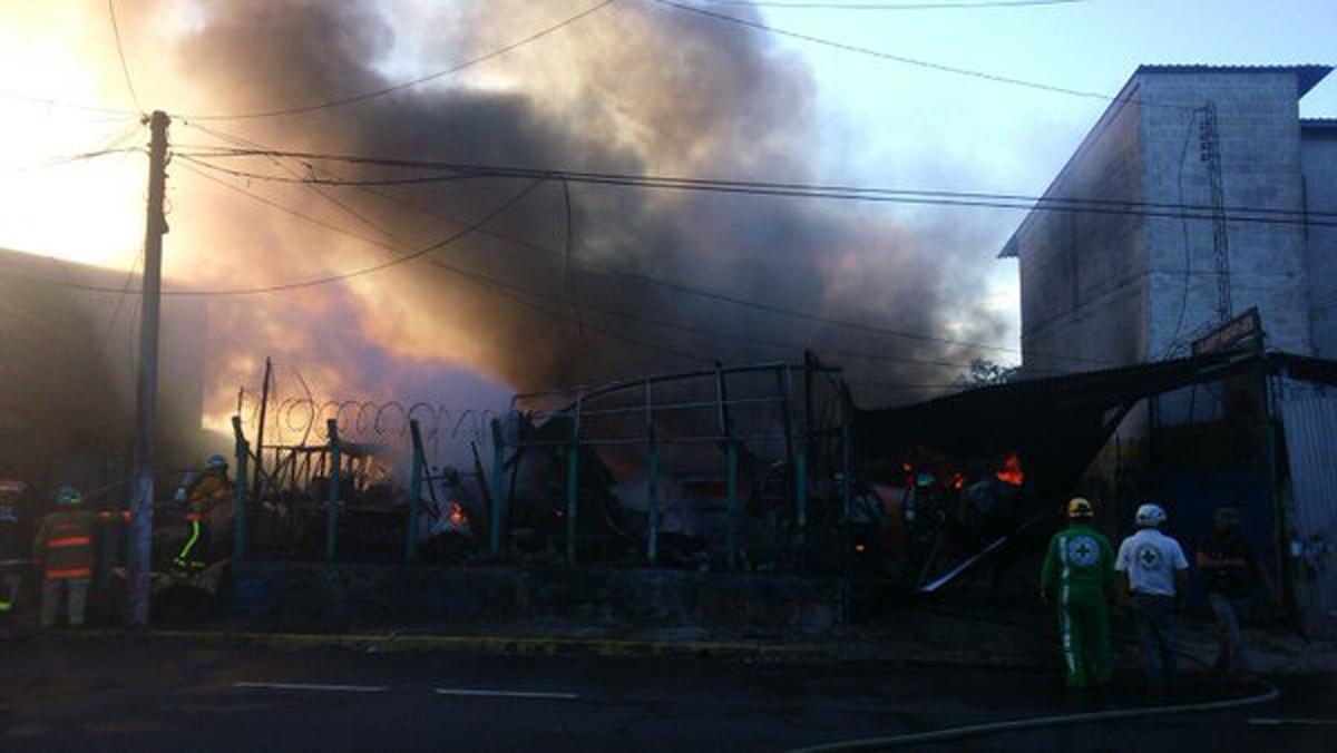 Taller mecánico, propiedad de la pandilla MS 13, que se incendió. Ubicado en la Avenida Cuba, en el Barrio San Jacinto, de San Salvador. 