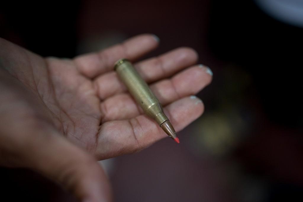 Los familiares de Juan Bosco Rivas Martínez muestran las balas que lograron recoger en el sitio donde el joven fue herido. Foto: Carlos Herrera, Confidencial.