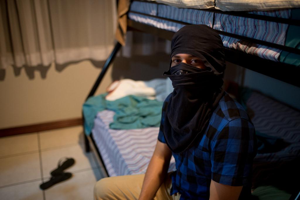 Andrés, estudiante de Medicina, tuvo que huir por su involucramiento en las protestas de León. Está en San José pero tene dar su nombre completo porque aún tiene familia en Nicaragua. Foto: Carlos Herrera / Confidencial 