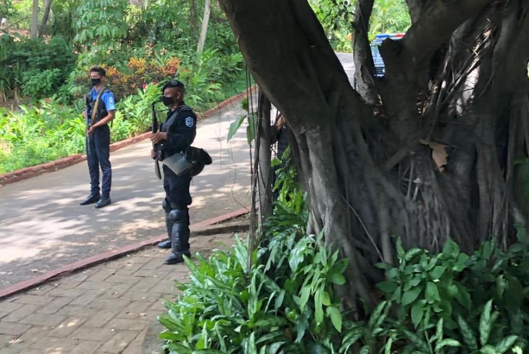 Otra imagen de los antimotines dentro de la casa de Cristiana Chamorro Barrios. Foto: Cortesía | Confidencial