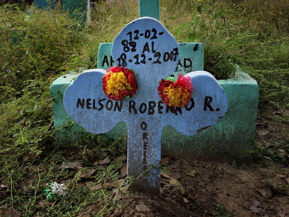 Nelson Roberto falleció con 25 años. Sus restos reposan bajo una modesta cruz en el cementerio de Quezaltepeque. Quizá tuvo una muerte natural. O quizá fue una víctima más de la violencia que carcome a El Salvador. Los suyos lo sabrán con certeza. Pero especular es menos arriesgado en El Salvador, un país en el que los homicidios representan la primera causa de muerte entre los jóvenes.