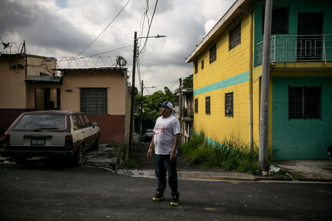 La colonia Dina, donde Raúl ha vivido toda su vida, es icónica por ser un bastión del Barrio 18-Revolucionarios. En esta colonia, el expresidente Francisco Flores lanzó con bombo y platillo en julio de 2003 el plan Mano Dura, que dio origen al concepto 