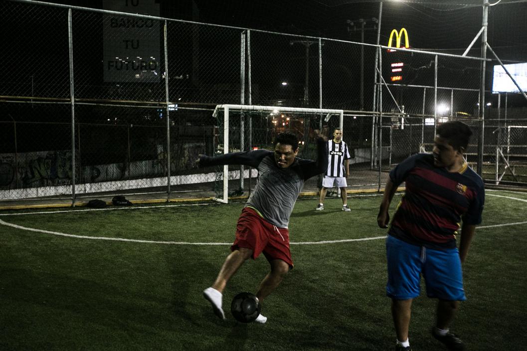 Raúl durante un partido de fútbol con hermanos de la iglesia Ebenezer. Raúl es bastante apreciado por los demás miembros de la iglesia, sobre todo los más jóvenes. Este aprecio no lo tuvo en un inicio, incluso hubo quienes abandonaron la iglesia tras la llegada de Raúl.