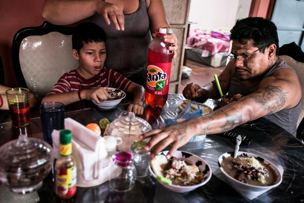 Almuerzo familiar organizado por su pareja para celebrar el cumpleaños número 34 de Raúl.