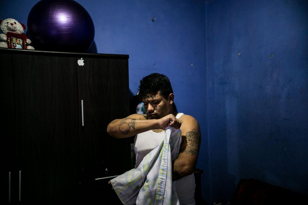 Como todos los martes, Raúl se prepara para ir al culto en la iglesia Ebenezer. Además, asiste al culto del jueves, el domingo y a veces el sábado; y se levanta todos los días a las 4:00 a.m. para orar,  además de colaborar en actividades relacionadas con los grupos juveniles de la iglesia.