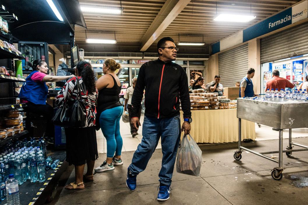 Raúl realizando las compras en el supermercado. 