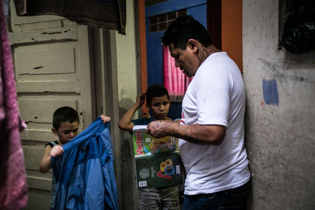 Raúl no terminó el segundo grado. Dice que siempre le gustó más la calle que la escuela, pero desde que se fue a vivir con su pareja y los hijos de ella, él les ayuda con las tareas.