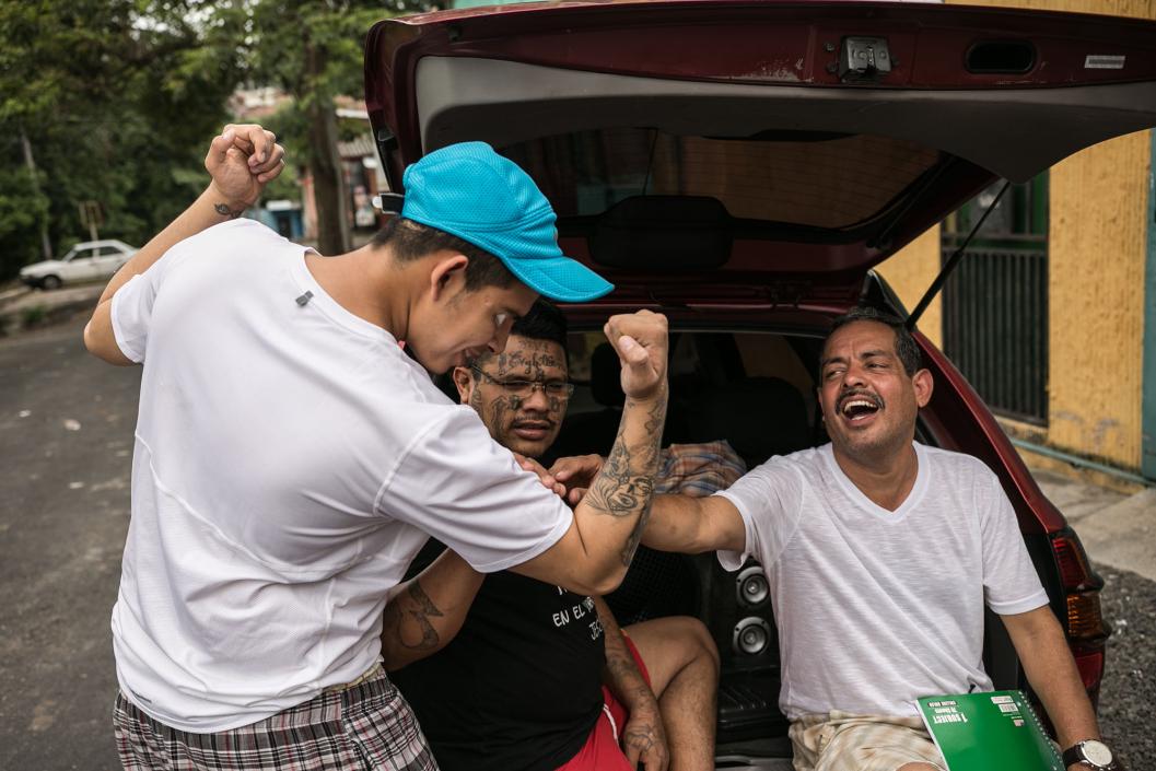 Raúl haciendo bromas con sus amigos expandilleros y miembros de la iglesia. Aproximadamente hay 15 expandilleros del ministerio de La Final Trompeta que asisten a la iglesia Ebenezer, pero Raúl es de los que más tiempo suma fuera de la pandilla.