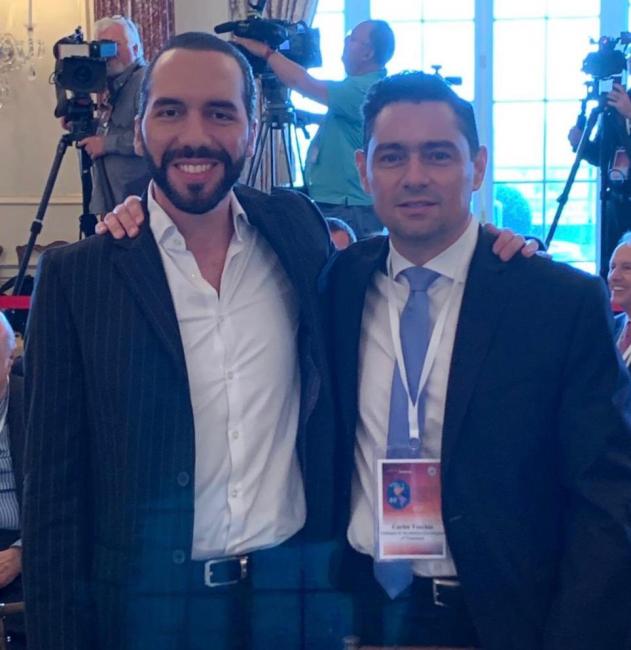 Nayib Bukele, durante una gira en Estados Unidos en mayo de 2019, en la que tuvo un encuentro con el embajador de Juan Guaidó en Washington D.C, Carlos Vecchio. Foto obtenida de la cuenta oficial de Twitter de Vecchio. 