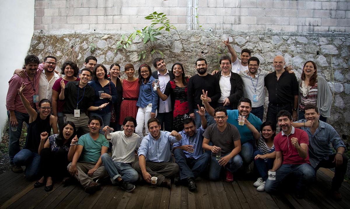 Equipo de El Faro junto a Jaime Abello, director de la FNPI, y María Teresa Ronderos y Martín Caparrós, miembros del Consejo rector del premio, durante su visita en mayo 2016.