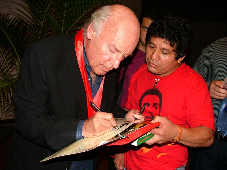 Eduardo Galeano estuvo en El Salvador los días 11 y 12 de octubre de 2005 en la Universidad de El Salvador. Ahí, las máximas autoridades del recinto universitario decidieron otorgarle un doctorado honoris causa por su inmensa labor literaria e intelectual para sacar a luz los grandes problemas de Latinoamérica. foto: Secretaría de Comunicaciones de la Universidad de El Salvador.