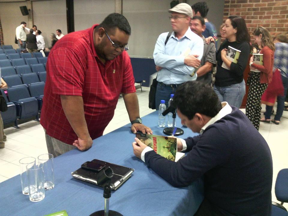 Jorge Galán firma libros la noche del 11 de noviembre de 2015 luego del evento de lanzamiento en la UCA. / Foto de Ricardo Cruz, tomada de la página de Facebook dedicada a la novela 