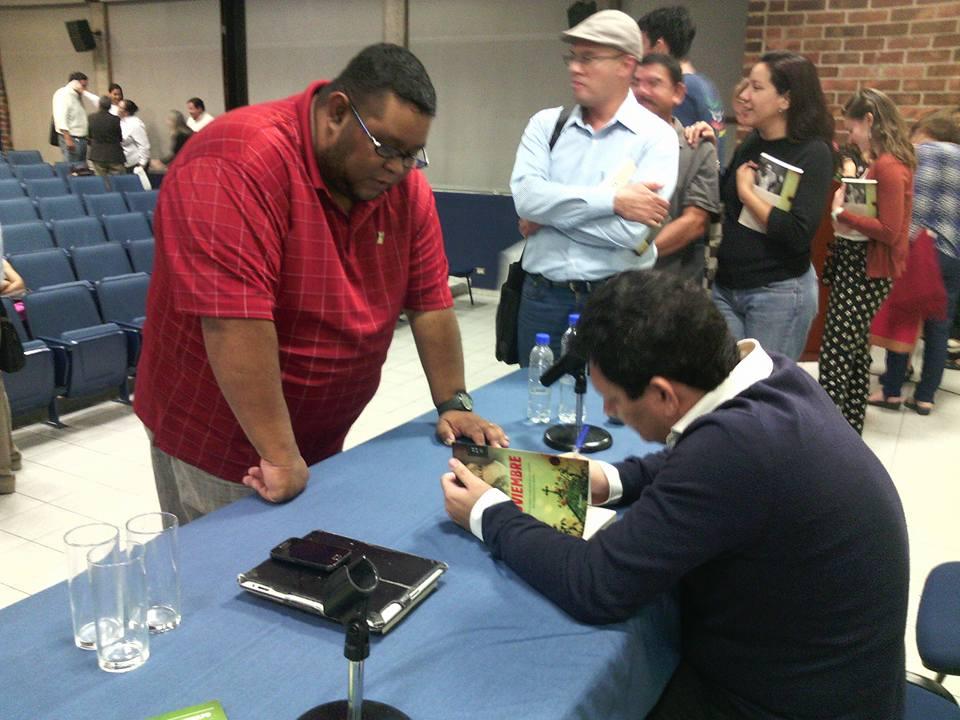 Jorge Galán firma libros la noche del 11 de noviembre de 2015 luego del evento de lanzamiento en la UCA. / Foto de Ricardo Cruz, tomada de la página de Facebook dedicada a la novela 