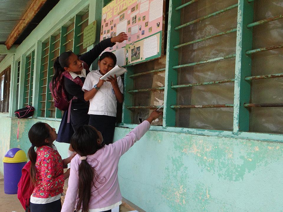 Muchos de los niños y niñas que asisten a la escuela de la zona de los bolsones deben de recorrer horas para poder estudiar. Los estudiantes reciben doble jornada:asisten durante la mañana y por la tarde. El profesor de tercer grado del centro escolar del caserío El Zancudo, Kelvin Argueta, dice que muchos de los estudiantes no terminan la segundo jornada ya que deben marcharse debido las distancias que deben de recorrer hacia sus hogares.