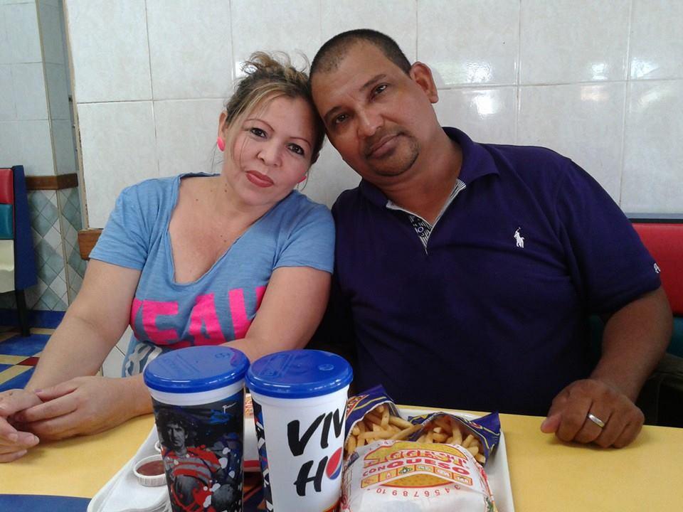 Saidra Hernández y Óscar Mejía posan para la cámara y para sus hijos en un restaurante de cómida rápida. Esta es una de las últimas imágenes de la pareja, semanas antes de ser asesinados por agentes de la Policía en La Paz.  