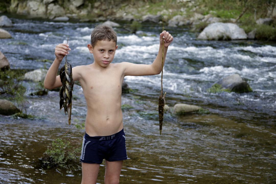 A boy fishing in the San Pedro River, close to Mafalda. Photo: Martín Cálix
