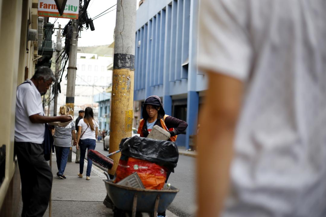 A woman from the municipal cleaning unit works sweeping the Cervantes Avenue in downtown Tegucigalpa. The majority of the city of Tegucigalpa’s cleaning workers are poor women who come down from the surrounding neighborhoods of the capital to sweep and pick up garbage from their streets. Photo: Martín Cálix