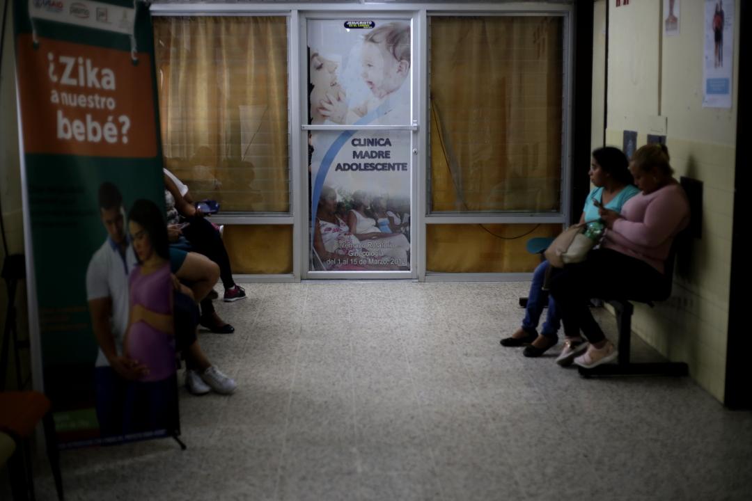 A group of women in the waiting room of the Clinic for Adolescent Mothers, a branch of the University School Hospital in the city of Tegucigalpa. Photo: Martín Cálix.