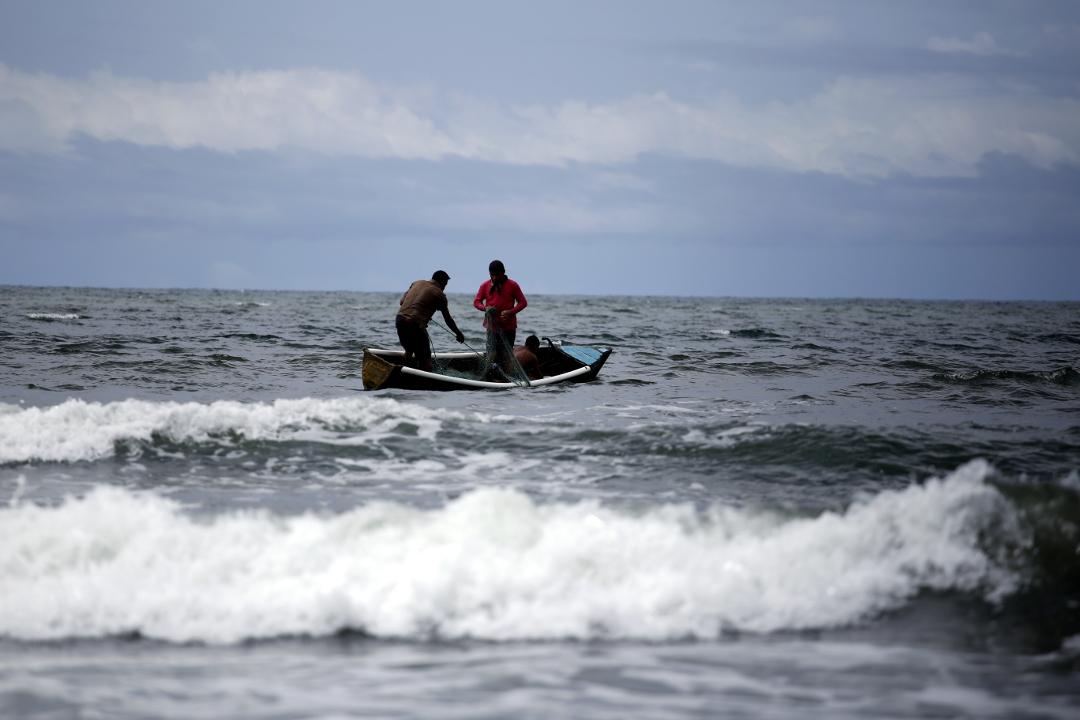 Fishermen hauling in their nets even though there is a ban on fishing at this time of year. Photo: Martín Cálix