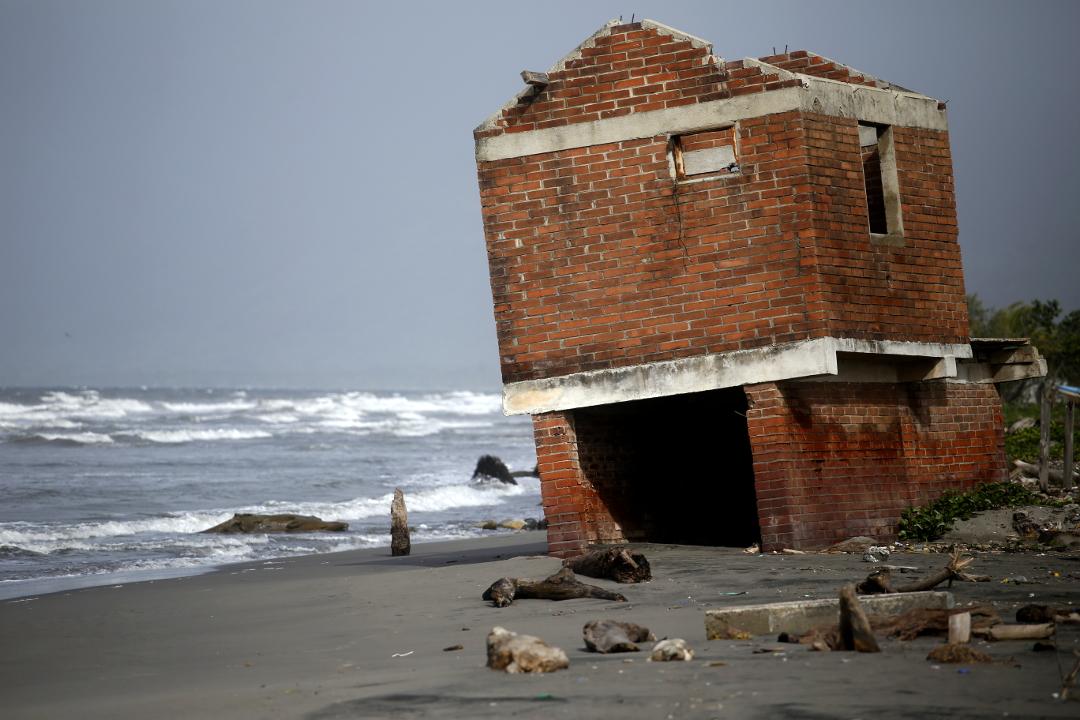 Ruined houses in Barra de Cuyamel. Photo: Martín Cálix