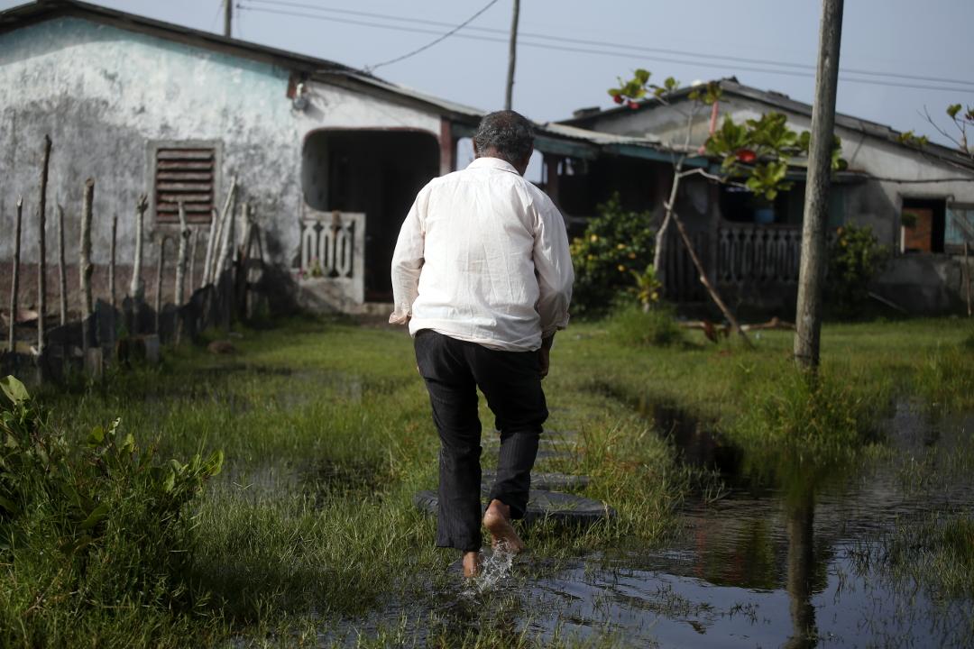 The inhabitants of Barra de Cuyamel live on money sent by family members in the United States. Photo: Martín Cálix