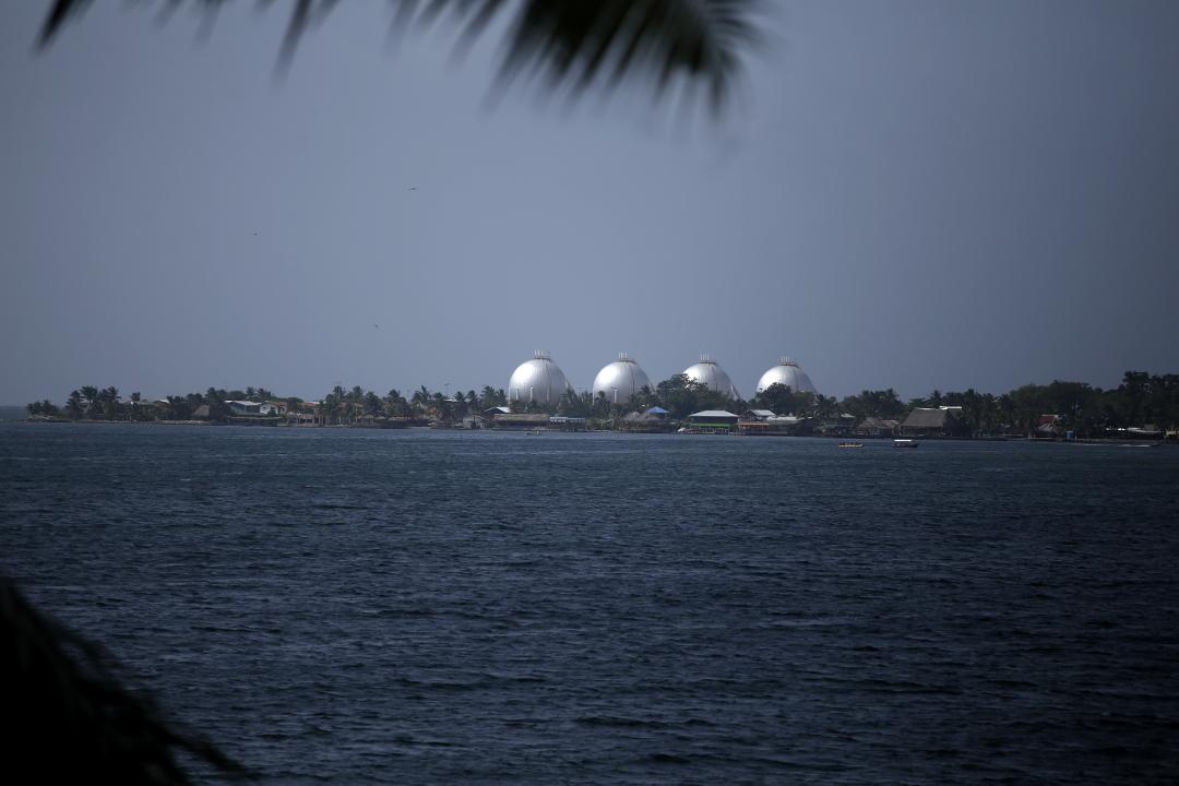 Gas del Caribe built breakwaters that affected the beaches of adjacent communities. Its environmental permit has been renewed. Photo: Martín Cálix