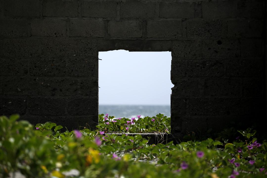 House buried in the sand, Barra de Cuyamel. Photo: Martín Cálix
