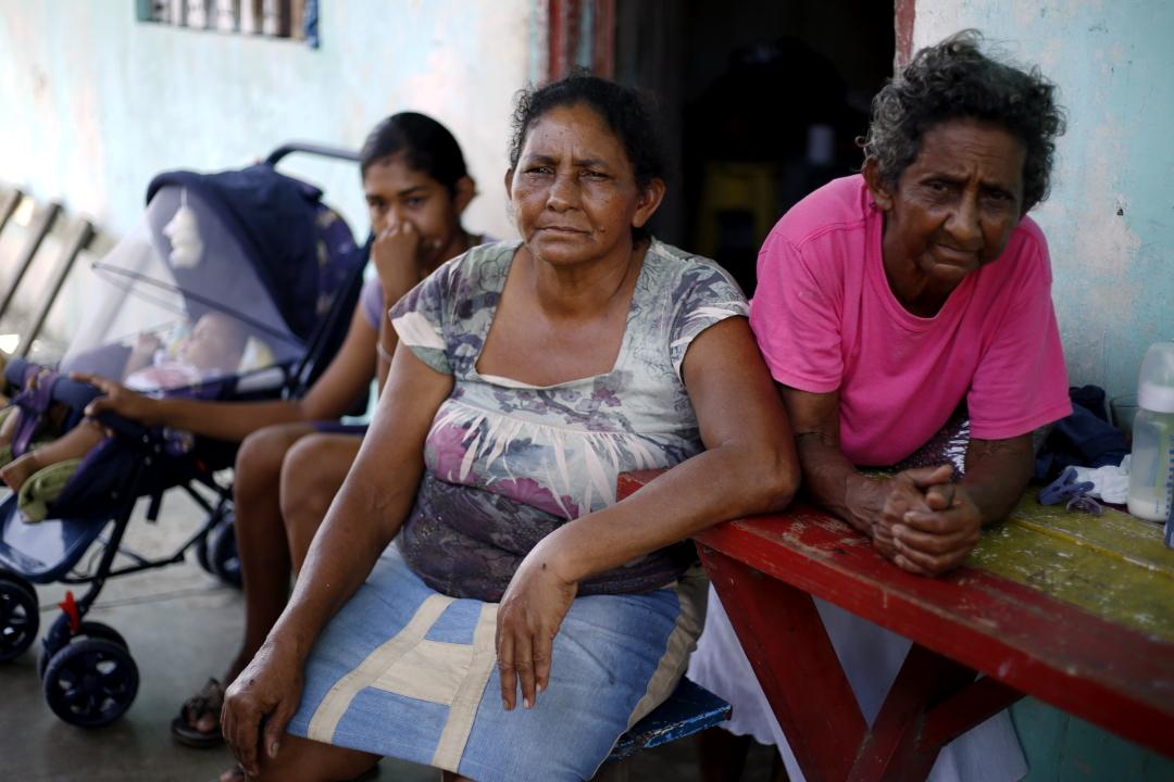 Families living in an old, seaside school building in the Barra de Cuyamel community. Photo: Martín Cálix