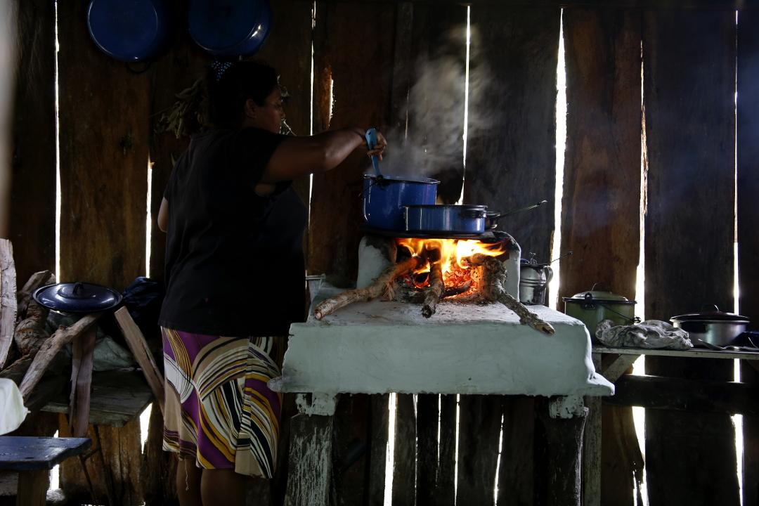 Families living in an old, seaside school building in the Barra de Cuyamel community. Photo: Martín Cálix