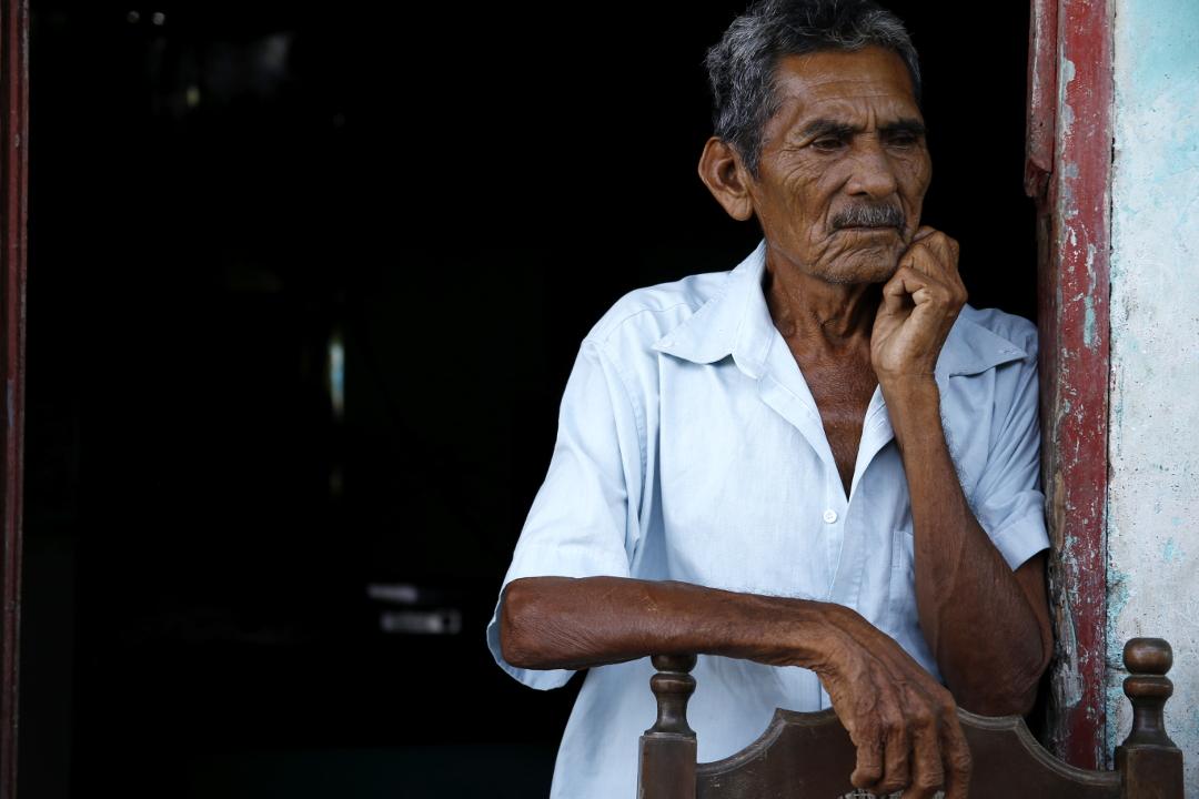 Families living in an old, seaside school building in the Barra de Cuyamel community. Photo: Martín Cálix