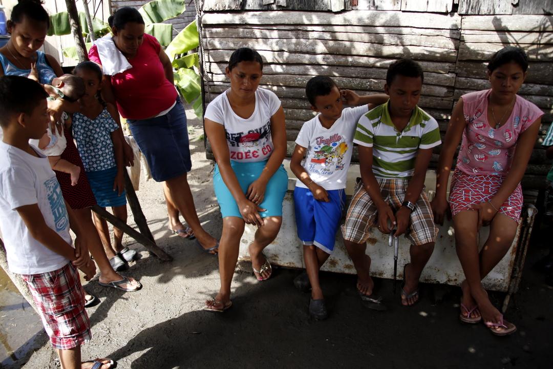 Makeshift houses in the Barra de Motagua community built by families flooded out by the sea. Photo: Martín Cálix
