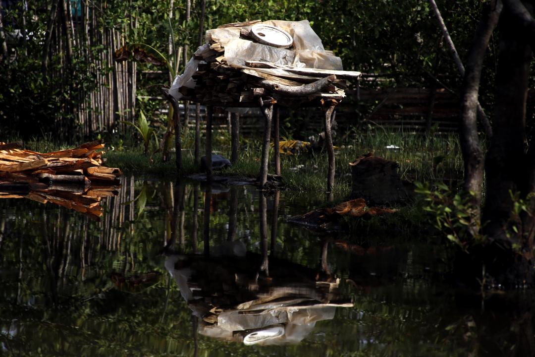 Makeshift houses in the Barra de Motagua community built by families flooded out by the sea. Photo: Martín Cálix