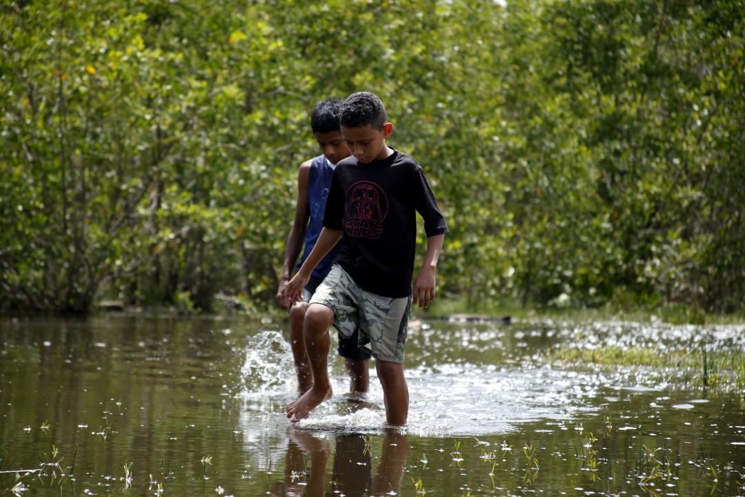 Children walking through the Barra del Motagua community. Photo: Martín Cálix