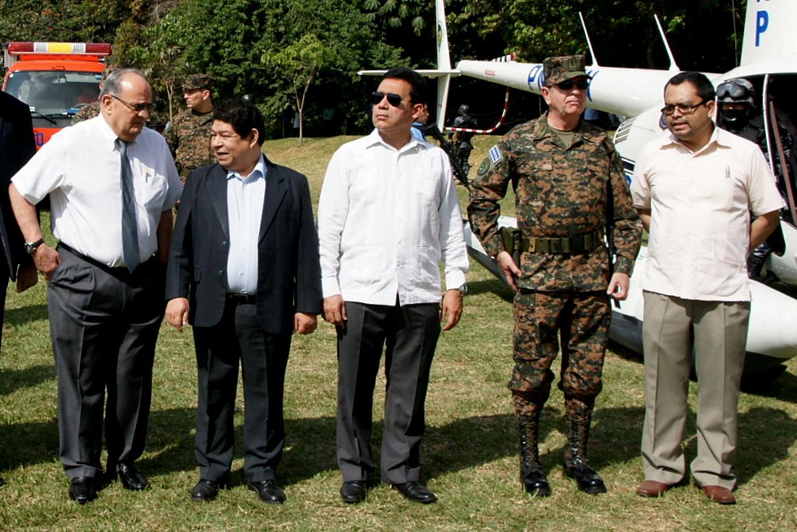 De izquierda a derecha, Hato Hasbún, secretario de Gobernabilidad; Benito Lara, exministro de Seguridad Pública; Arístides Valencia, ministro de Gobernación, David Munguía Payés, ministro de Defensa; y  Jaime Martínez, director de la Academia Nacional de Seguridad Pública. Foto cortesía Ministerio de Gobernación.