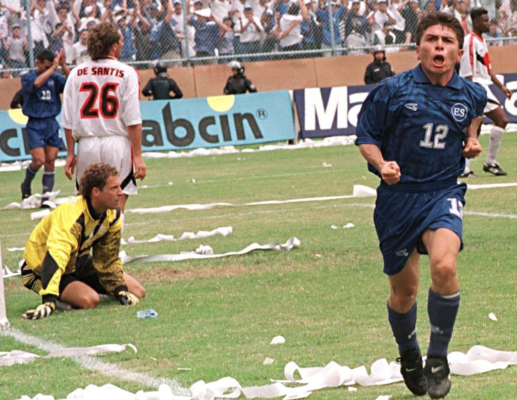 Mauricio Cienfuegos celebra uno de los cuatro goles que El Salvador le hizo a Canadá el 14 de septiembre de 1997 en el Estadio Cuscatlán, en partido de la hexagonal final clasificatoria para el Mundial de Francia 1998. Foto Yuri Cortez (AFP).