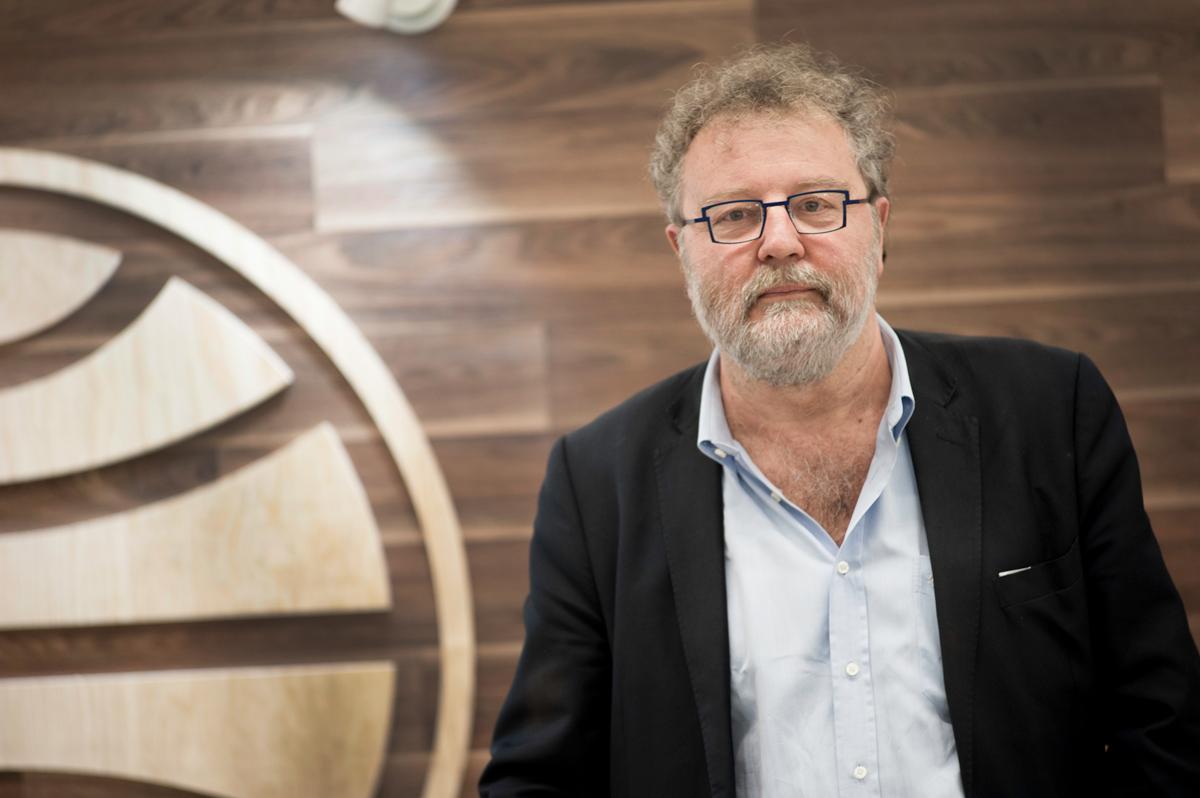 John Carlin, durante su visita a la Feria Internacional del Libro de Gudalajara, en diciembre de 2015, para la presentacíon de su libro sobre el atleta olímpico Óscar Pistorius. / Foto de Michel Amado. © Cortesía de Grupo Planeta.