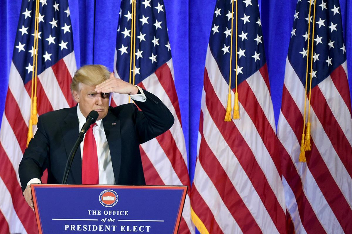 El presidente electo de Estados Unidos, Donald Trump, responde a las preguntas de los periodistas durante una conferencia de prensa el 11 de enero de 2017 en Nueva York. Donald Trump está celebrando su primera conferencia de prensa en casi seis meses, el miércoles, en medio de acusaciones explosivas sobre sus lazos con Rusia, un poco más de una semana antes de su inauguración. El presidente electo,además, interrumpió las intervenciones de periodistas, a quienes no respondió./ AFP PHOTO / DON EMMERT