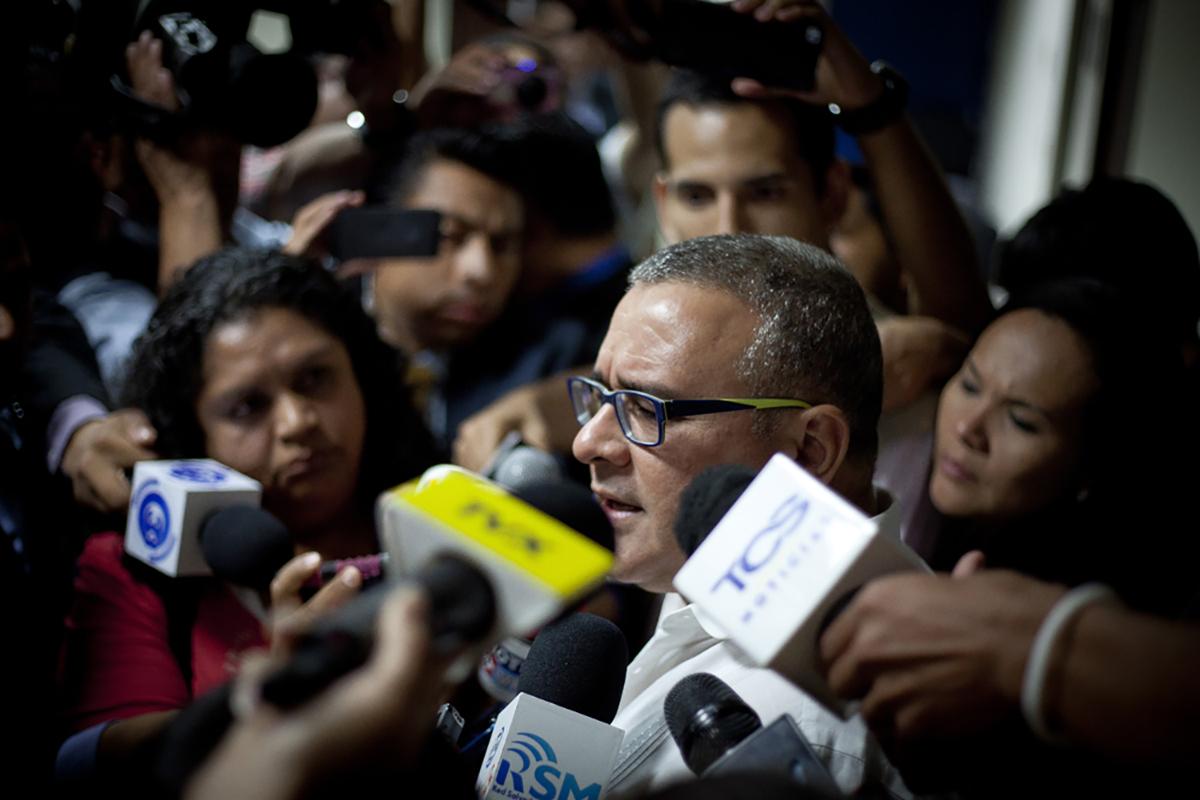 El expresidente Mauricio Funes, que enfrenta juicio civil por enriquecimiento ilícito, ahora está siendo investigado penalmente por cinco delitos de corrupción. Radicado por ahora en Nicaragua, donde dice estar dando una consultoría, desde su cuenta de Twitter ha dicho que la Fiscalía ha allanado su residencia y propiedades de su mecenas Mecafé para quedar bien con Estados Unidos. / Foto El Faro: Víctor Peña