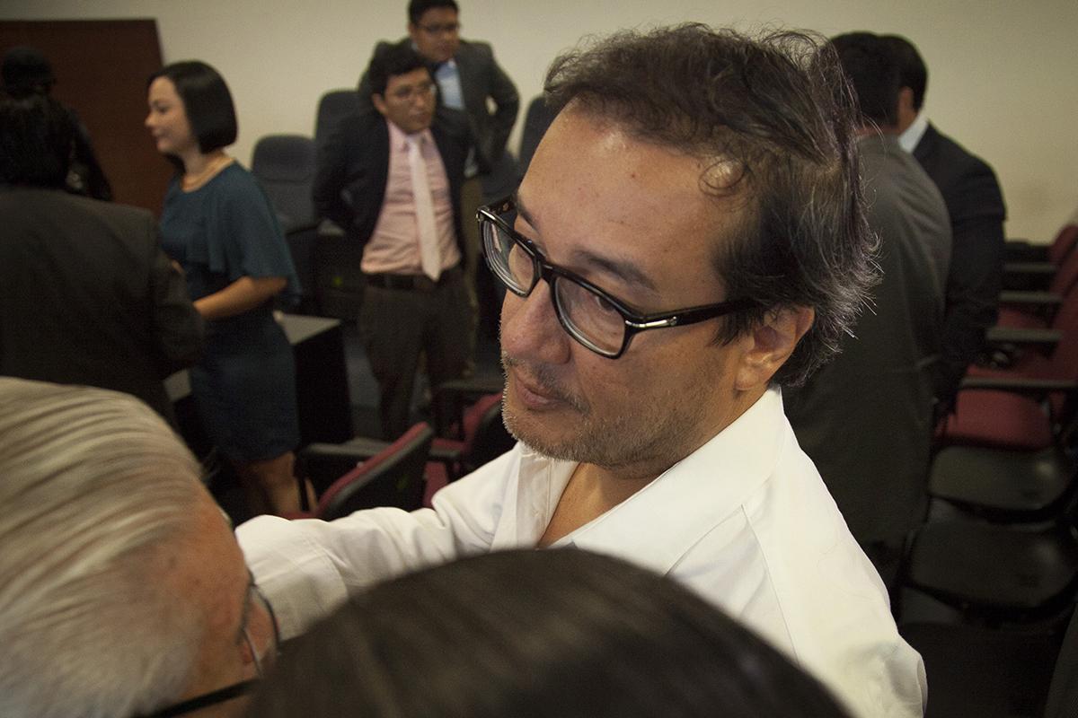 El exfiscal general de la República, Luis Martínez conversa con sus familiares, luego que la jueza séptimo de paz diera el veredicto, en el caso donde está vicnculado el exfiscal y el empresario Enrique Rais. Ambos serán liberados bajo medidas sustitutivas. 28082016/ Foto El Faro: Víctor Peña
