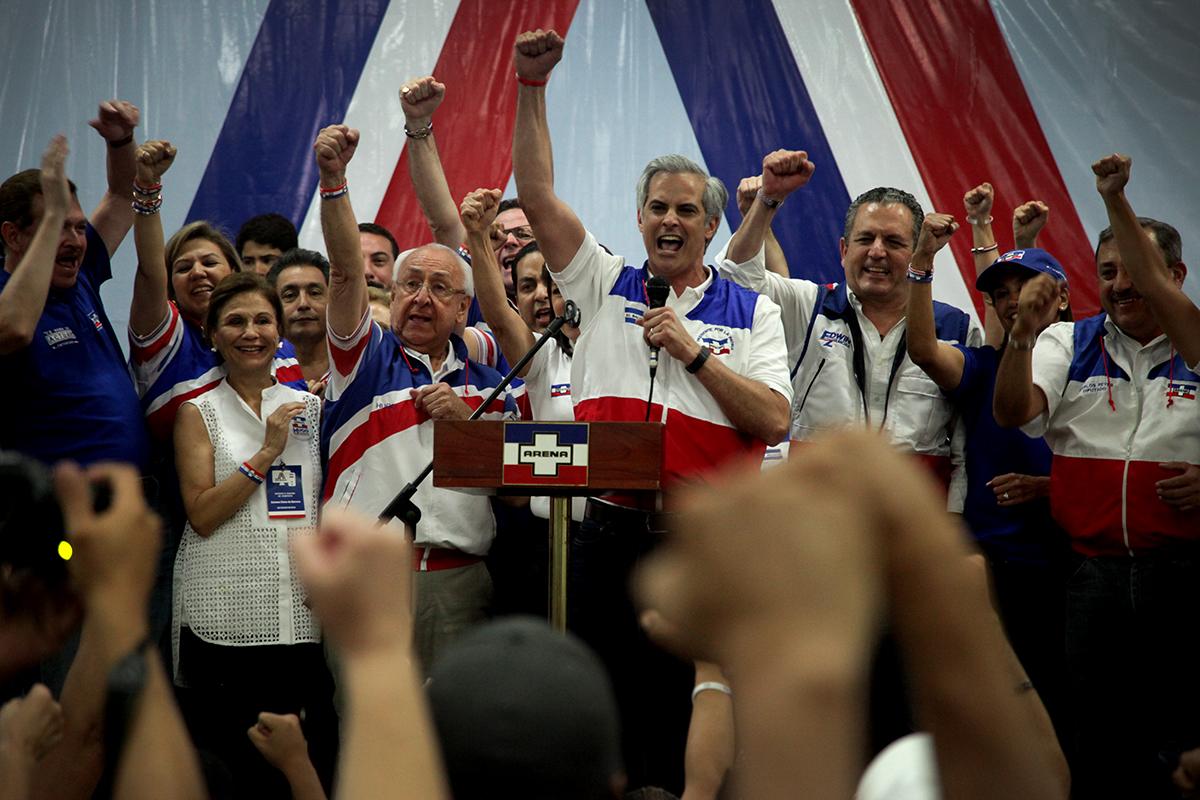 Mauricio Interiano celebra junto a sus contendientes, el triunfo de las elecciones internas del partido ARENA para elegir al nuevo presidente del COENA, en la sede del partido ARENA, en San Salvador. 28092016/ Foto El Faro: Víctor Peña