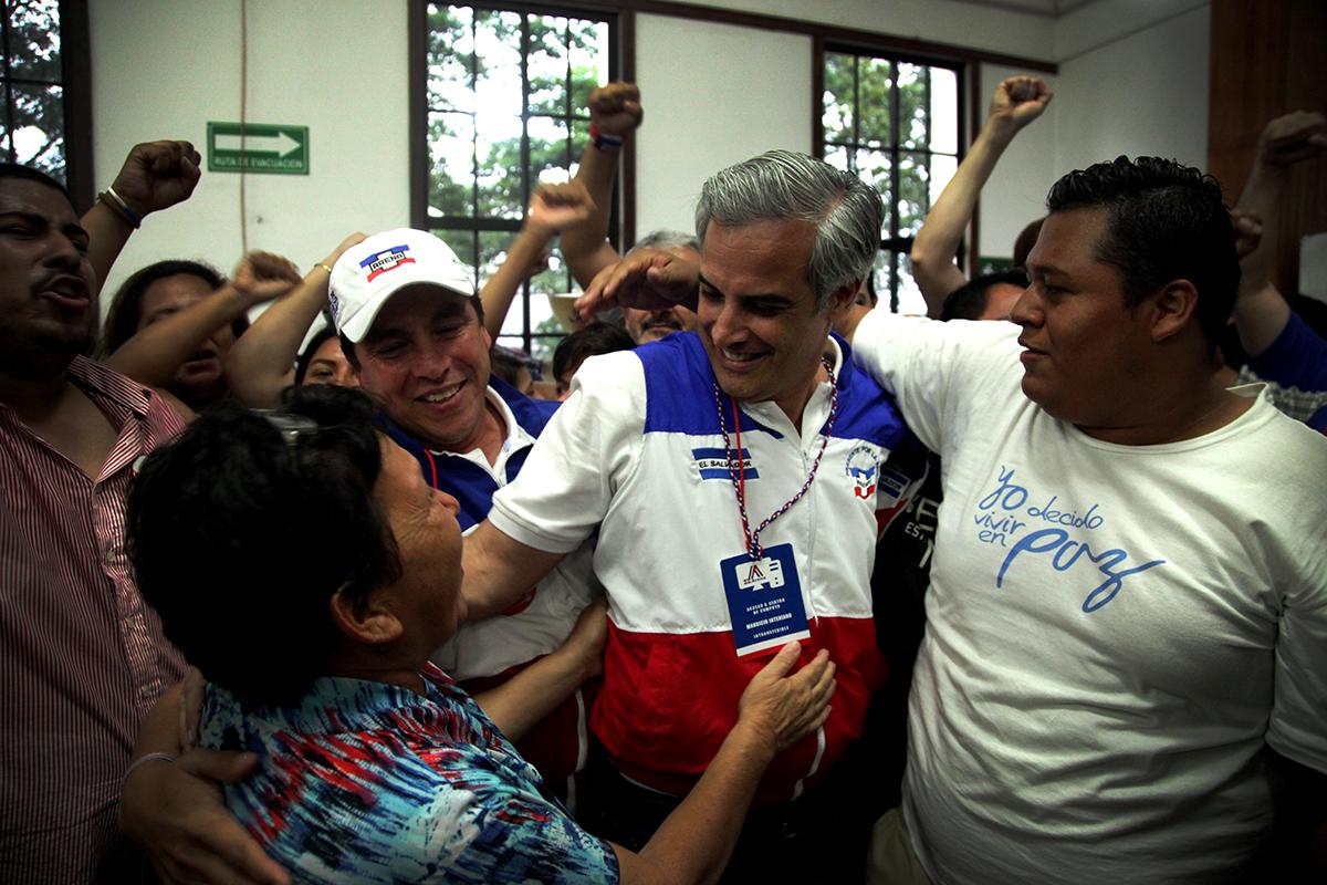 Miembros del partido ARENAreciben al ganador de las elecciones internas, Mauricio Interiano, quien llegó a la sede del COENA para oficializar su triunfo como nuevo presidente del partido. 28092016/ Foto El Faro: Víctor Peña