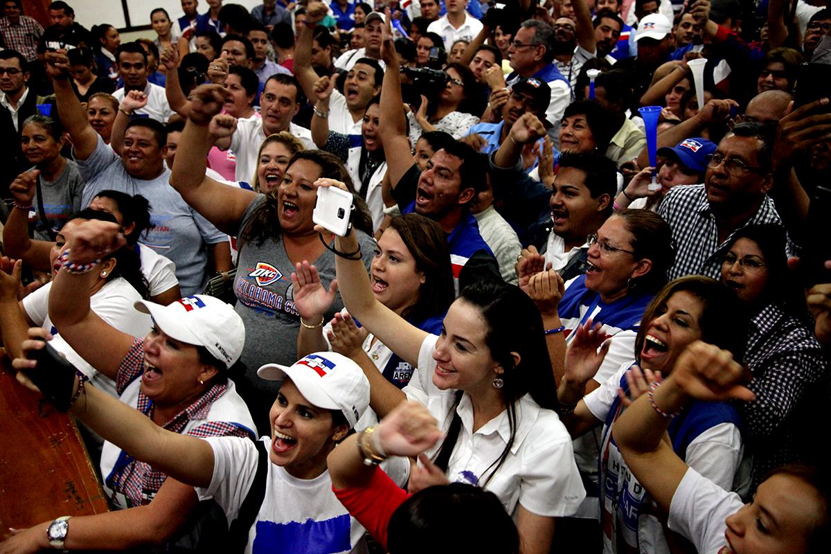 Las bases del partido ARENA conformada por 28 mil personas, eleigieron con más de 6 mil votos a Mauricio Interiano como nuevo miembro del partido ARENA. Una votación que reunió al 42 por ciento de militantes registrados en el padrón tricolor. 28092016/ Foto El Faro: Víctor Peña