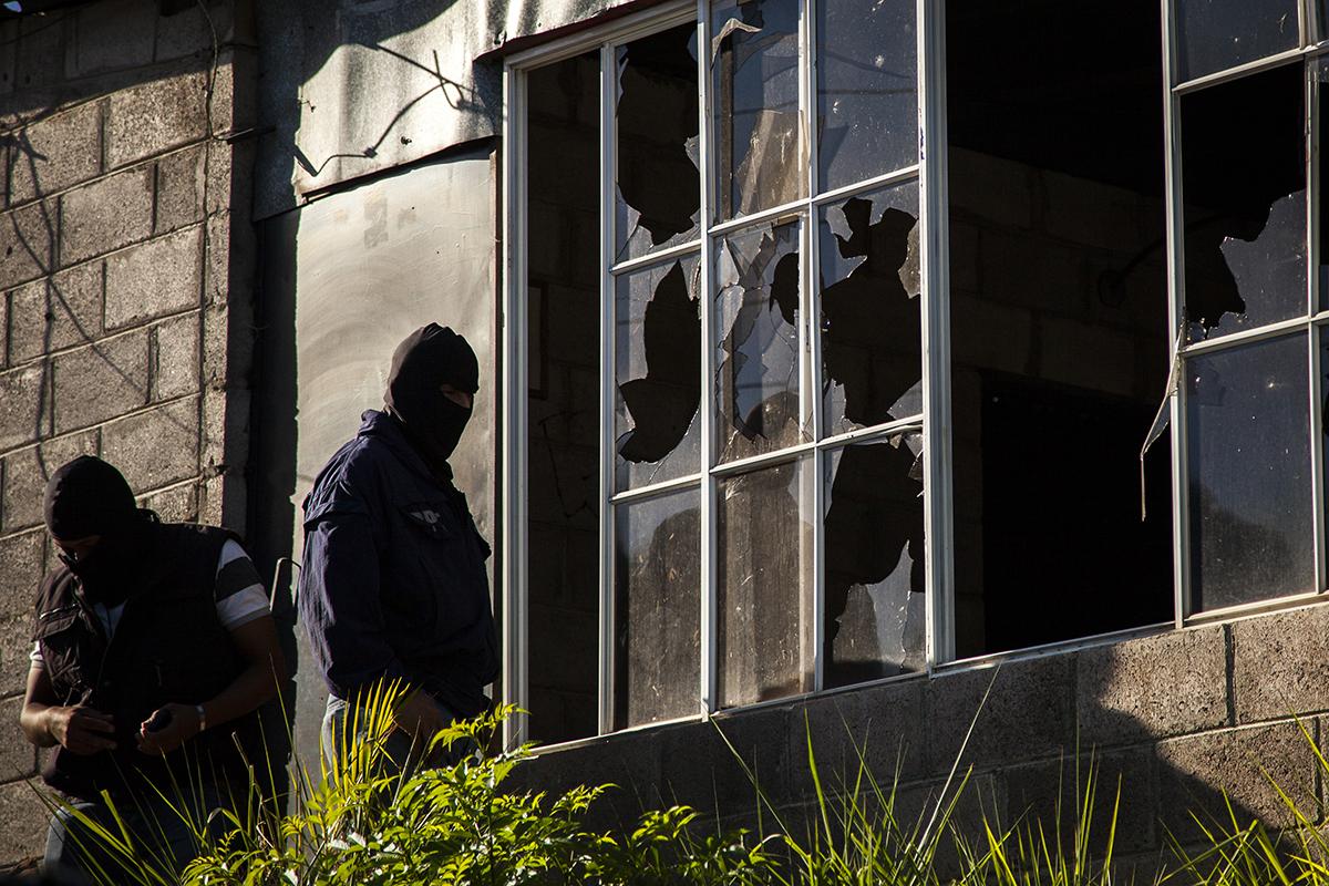 Agentes de la PNC inspeccionan las viviendas cercanas a la zona donde murieron tres pandilleros y un joven que dormía en su casa, en la colonia Villas de Zaragoza, en el municipio de Zaragoza, de La Libertad, el lunes 8 de febrero de 2016./ Foto El Faro: Víctor Peña