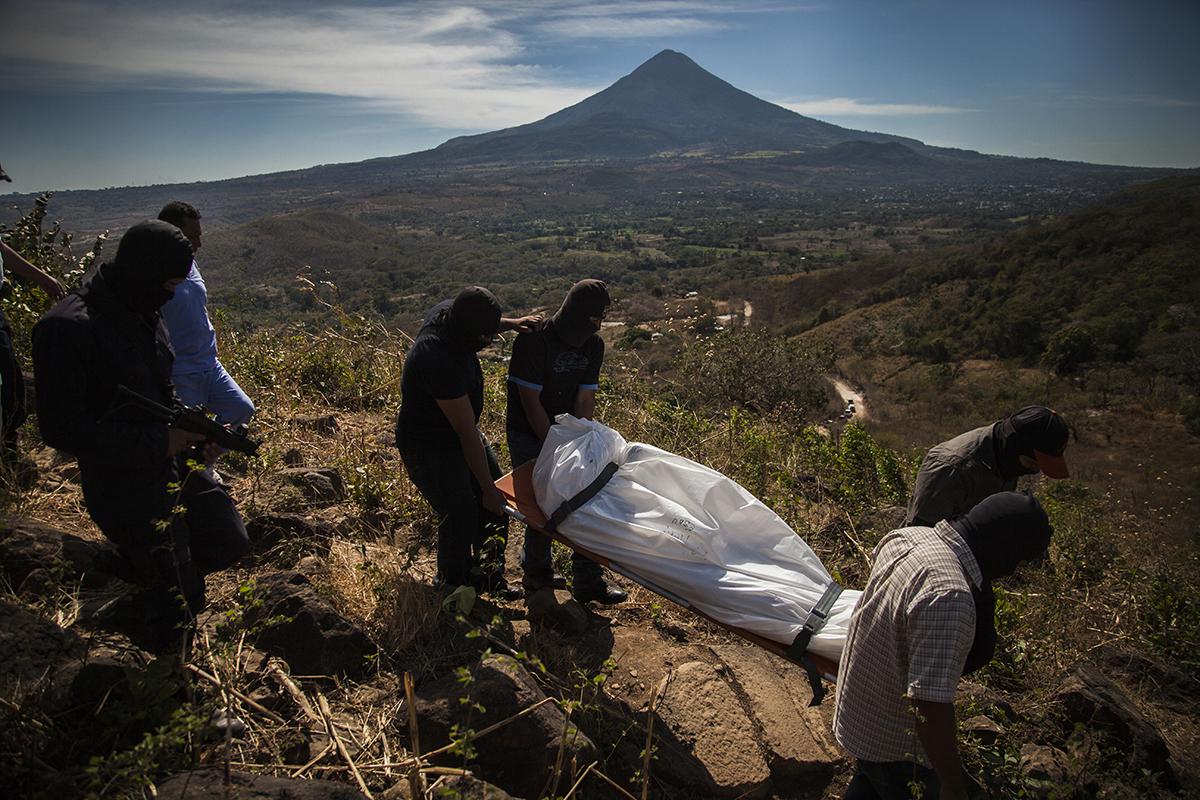 Rescate del cuerpo de un agente de la Policía Nacional Civil, que el pasado 9 de febrero perdió la vida en un enfrentamiento a tiros en este cerro del municipio de San Vicente, que se levanta ante el valle de Jiboa, un icono de los paisajes de El Salvador. Al fondo, el volcán Chichontepec./ Foto El Faro: Víctor Peña