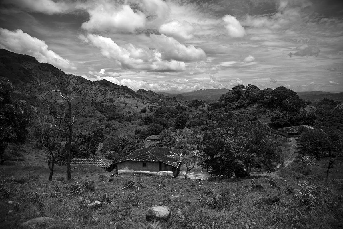 El Caserío Canoas reposa en las entrañas del cantón El Pinalito, en Santa Ana. En este valle, al que se llega luego de transitar por siete kilómetros de calles polvosas, sus habitantes hoy viven de la producción de lácteos. El 8 de octubre de 1980, 20 agentes de los cuerpos de seguridad del Estado (entre elementos de la Guardia Nacional, Policía de Hacienda y Policía Nacional) irrumpieron en la comunidad, rodearon y atacaron con granadas y rifles G3 una vivienda donde unas 80 personas compartían un almuerzo. La masacre de Canoas es uno de tres episodios ocurridos en el occidente del país, entre 1980 y 1989, que familiares de las víctimas y sobrevivientes denunciaron en 2007 con el objetivo de buscar justicia para sus asesinados. 