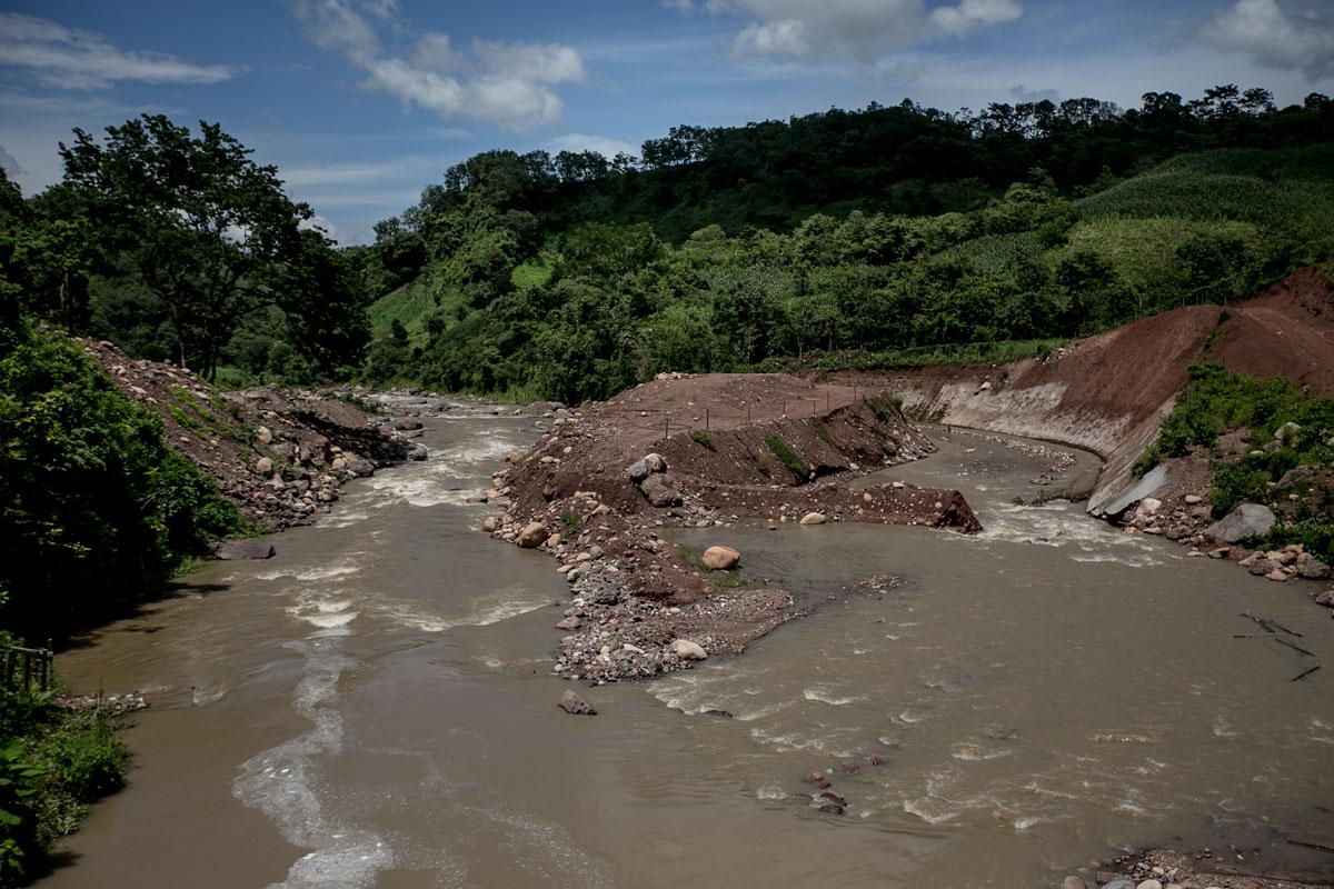 Construcción del proyecto hidroeléctrico Agua Zarca en el río Gualcarque en San Francisco de Ojuera, entre los departamentos de Santa Barbara e Intibucá. Aquí se pretende construir uno de los tres túneles por el cual se transportará parte del caudal hasta la casa de máquinas. Foto: Fred Ramos