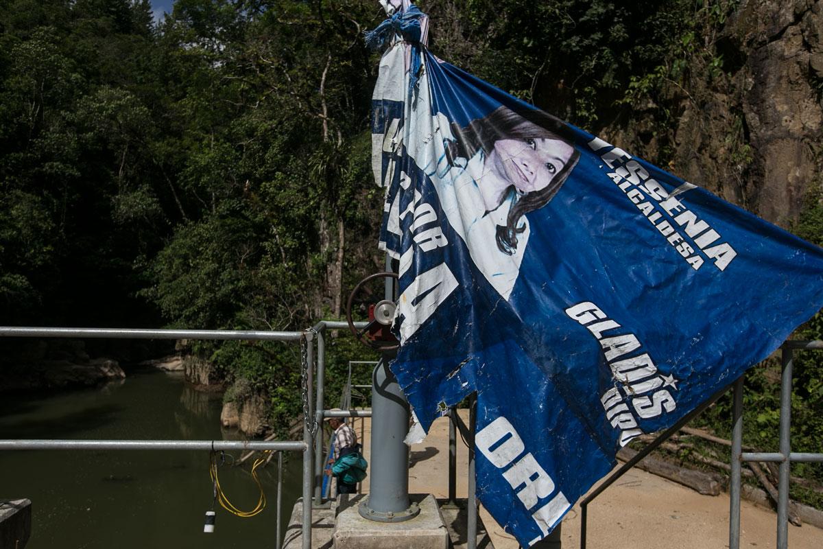 Banner over the Aurora I hydroelectric dam. Photo: Fred Ramos